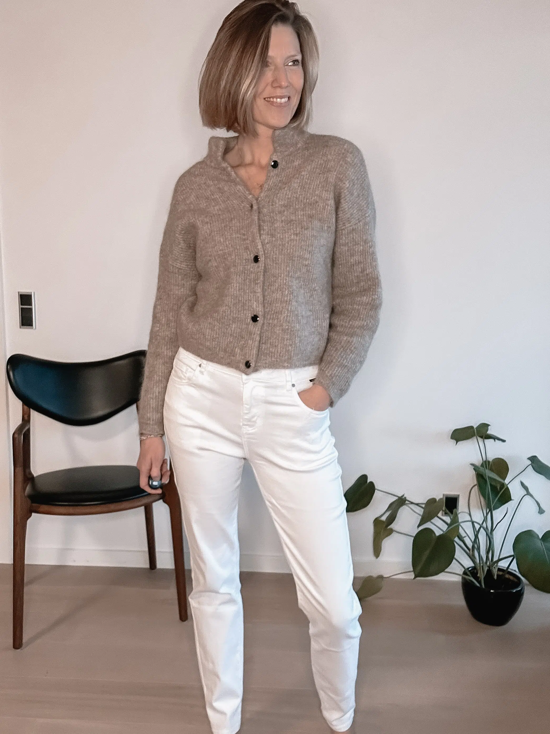 jeans til hende