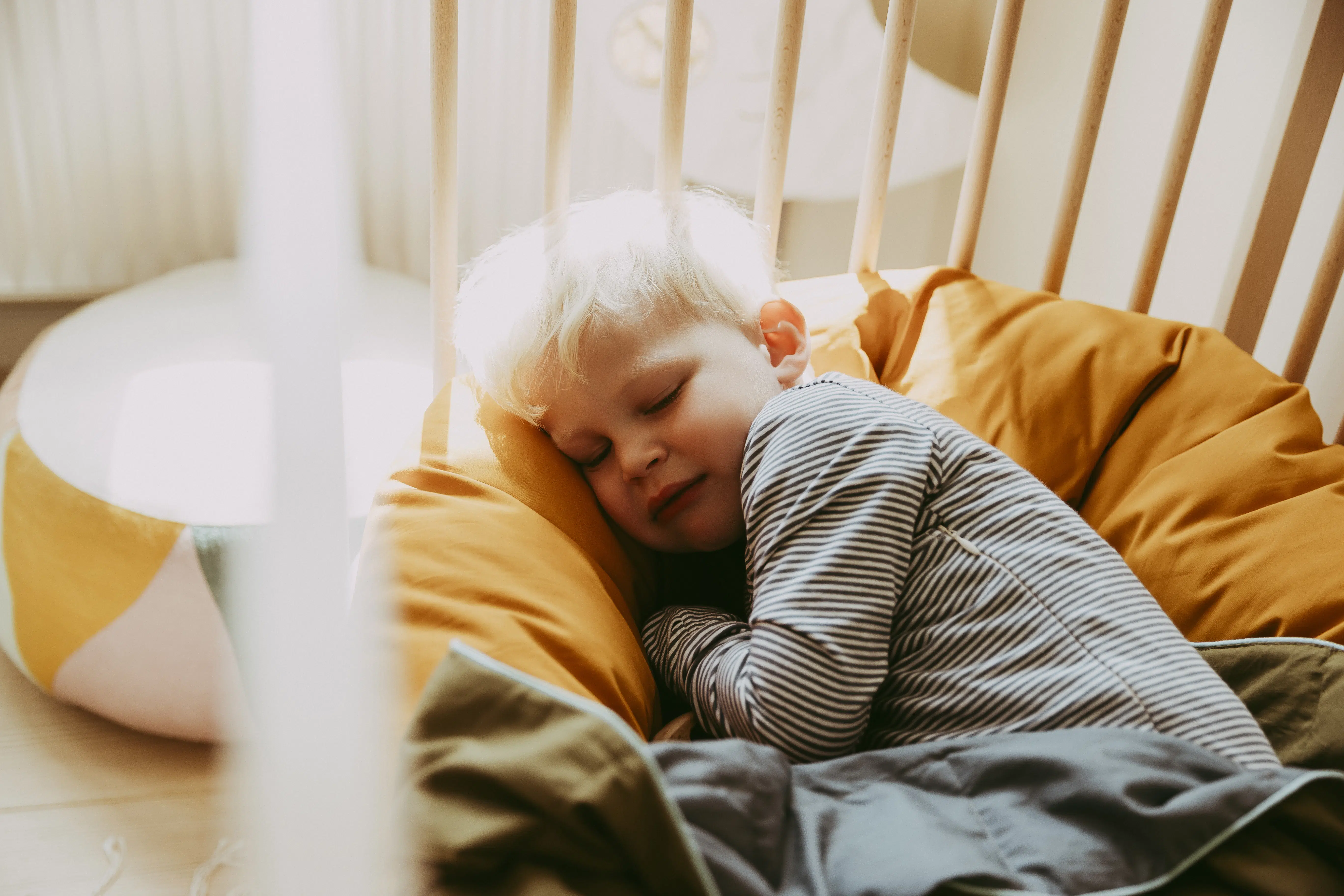 Barn sover tyngdedyne
