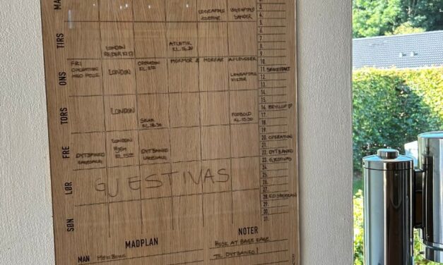 Familiekalender 🗓️ Få styr på ugen og ro i hverdagen med en fysisk ugeplan