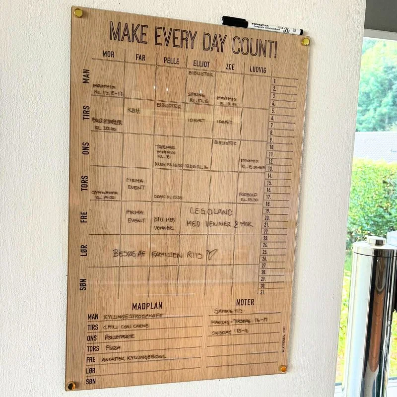 Familiekalender 🗓️ Få styr på ugen og ro i hverdagen med en fysisk ugeplan