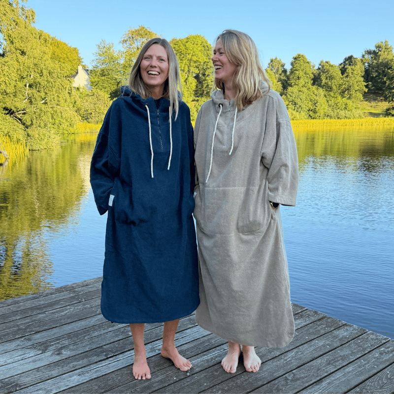 Bedste badeponcho 2026 – vi har testet 4 modeller til vinterbadere