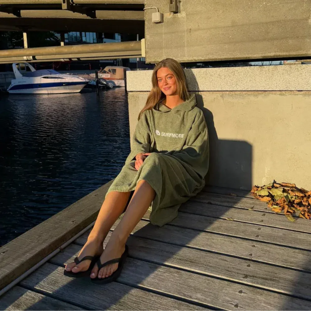 SURFMORE Ocean badeponcho i navy bomuld med logo på brystet